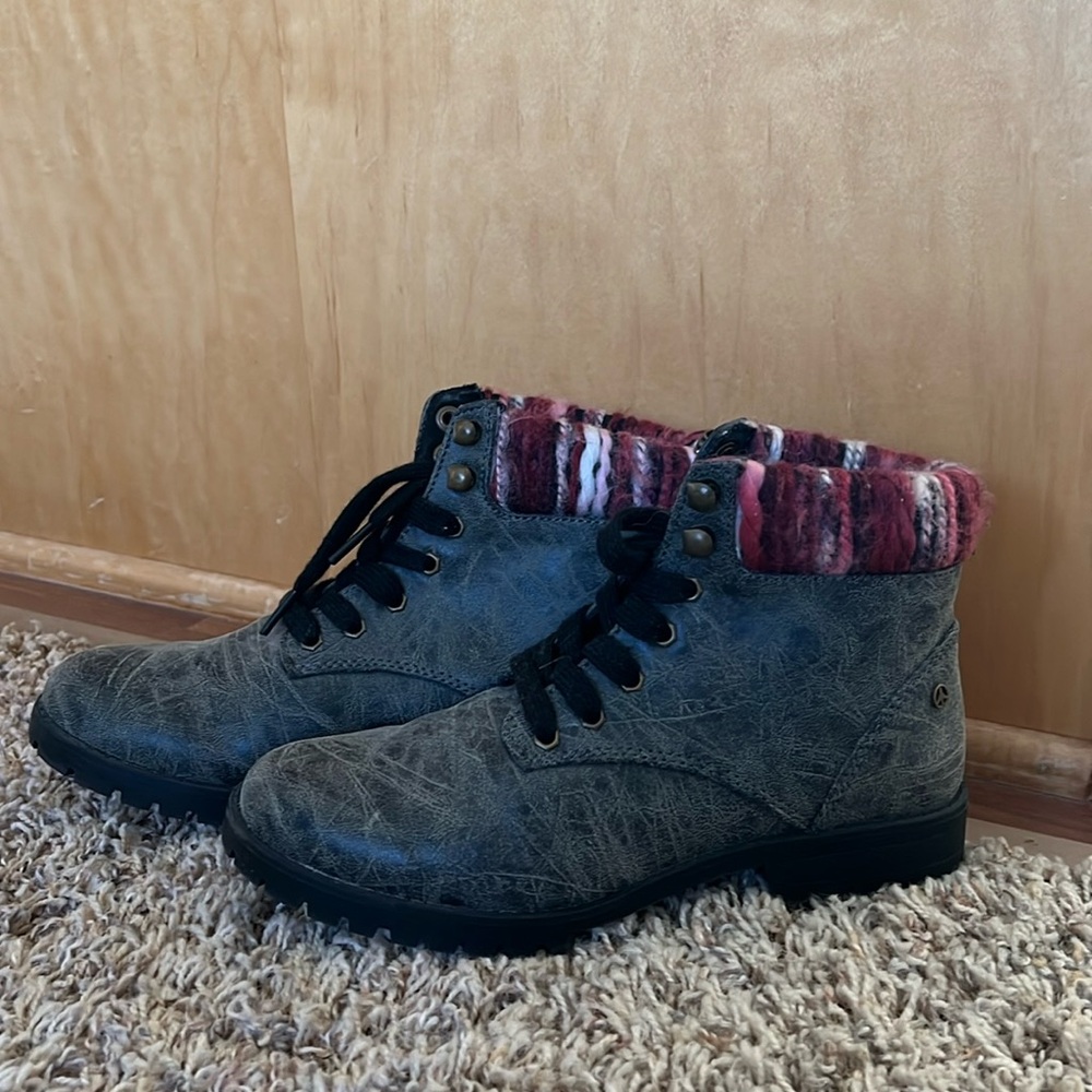 Groove boots
